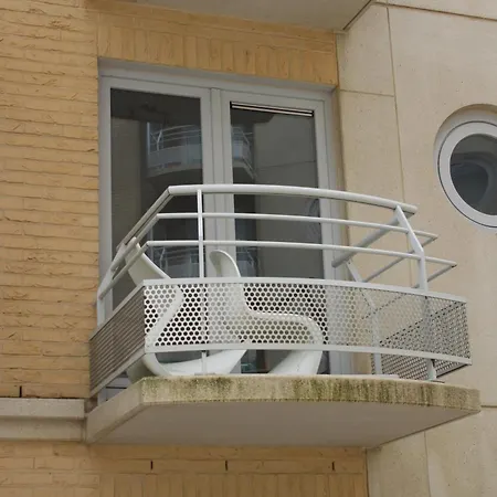 Cozy 2 Bedroom With Swimming Pool T53 * Ostende